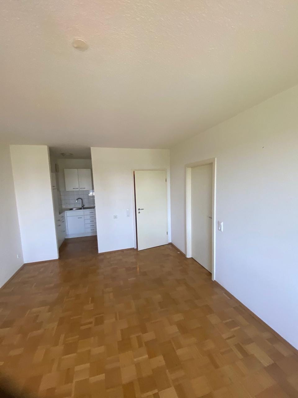 Dasselbe Zimmer leergeräumt und besenrein nach der Entrümpelung