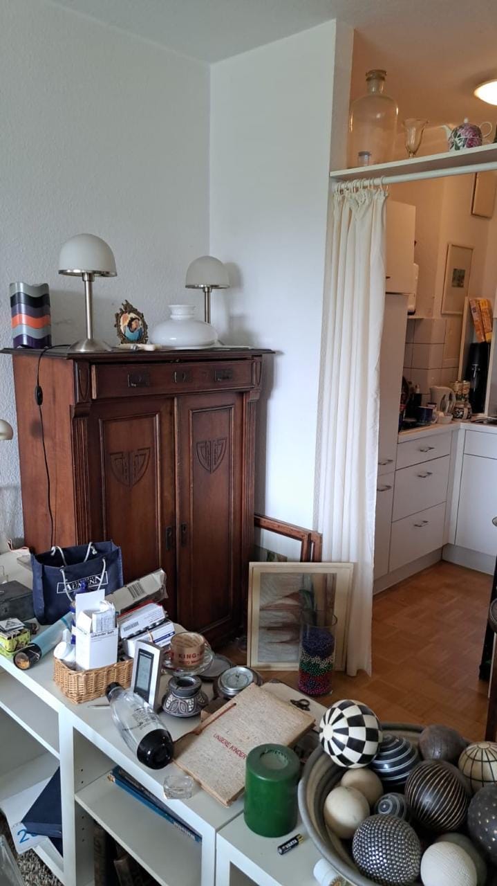 Vollgestelltes Zimmer mit Schrank und Hausrat vor der Entrümpelung