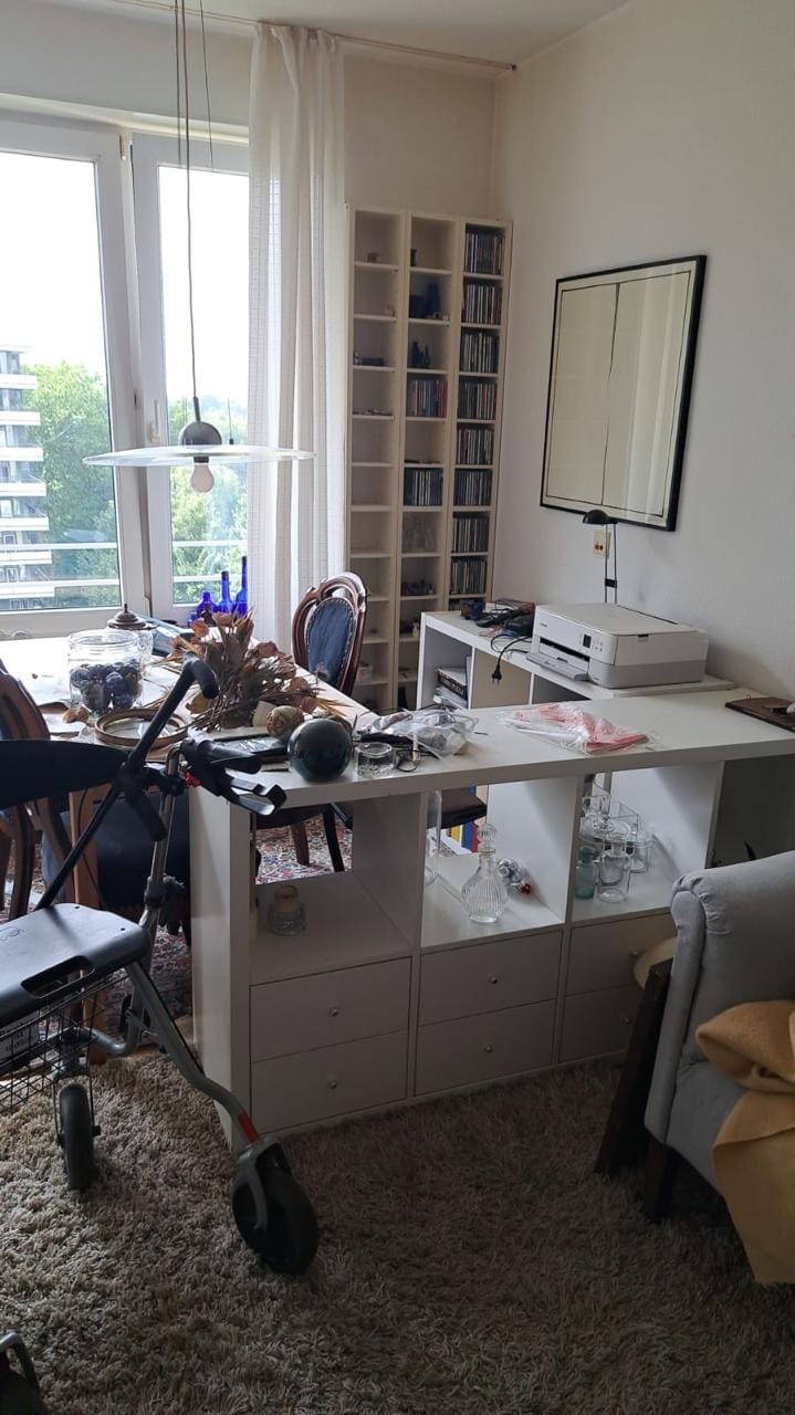 Wohnung mit Regalen, Möbeln und Hausrat vor der Räumung